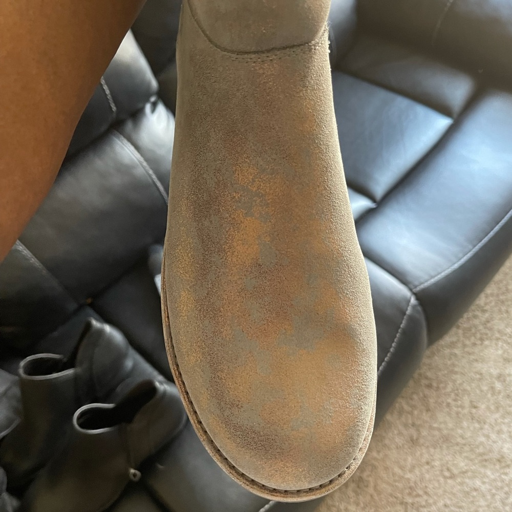 Selling a brand New Pair of Metallic Gold UGG just in time for the season. - Picture 5 of 5